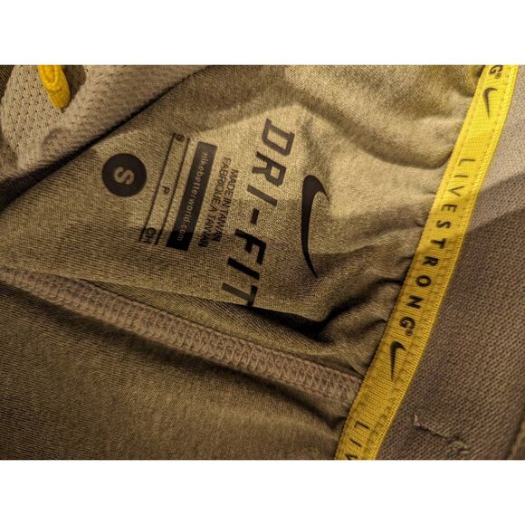 Nike basketball shorts size small - Picture 3 of 3